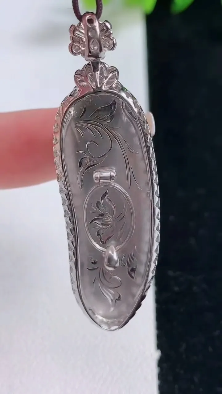 天然A货翡翠福瓜吊坠，尺寸52-15-8.1，裸石39.6-12.8重量:10.69g
12月25日