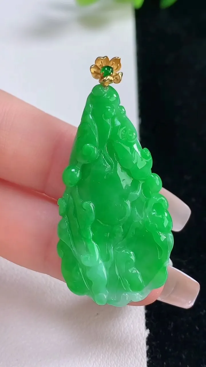 天然A货翡翠白菜吊坠，尺寸40.4-20.6-7，重量:11.05g
12月25日