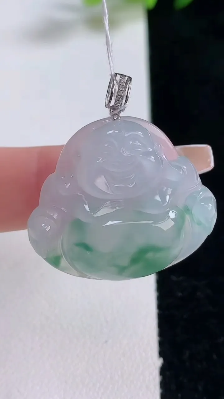 天然A货翡翠种飘花佛公吊坠，尺寸27.4-30.6-6，重量:8.04g
12月25日