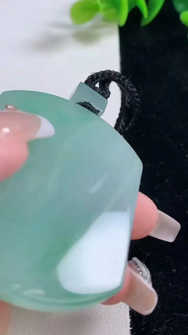 天然A货翡翠无事牌吊坠，尺寸54.7-42.7-5.9，重量:45.37g
12月25日