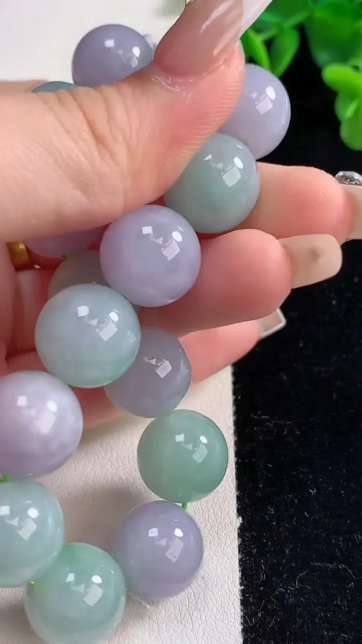 天然A货翡翠双彩紫罗兰圆珠手串，尺寸14.2-15颗，重量:76.40g12月25日
工厂直销收藏佳品,种好水足，色泽均匀，有种有色，上手高大气！