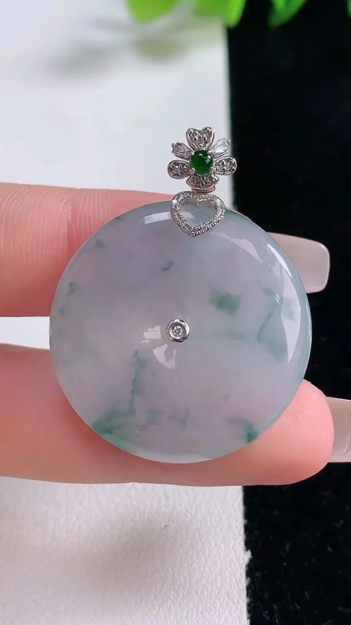 天然A货翡翠种飘花平安扣吊坠，尺寸29.5-5.4，重量:11.35g
12月25日