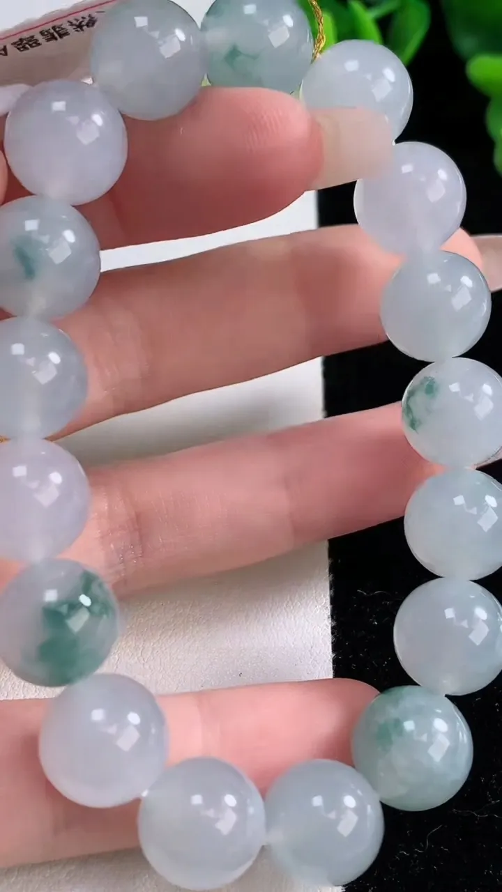 天然A货翡翠种飘花圆珠手串，尺寸11.7-17颗，重量:48.58g12月25日
工厂直销收藏佳品,