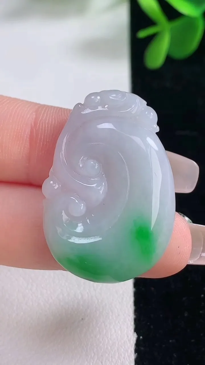 天然A货翡翠如意吊坠，尺寸33.5-22.4-5，重量:6.54g
12月25日