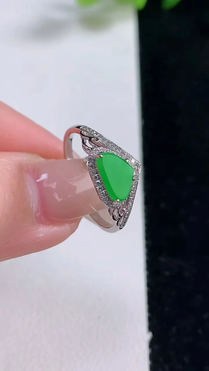 天然A货翡翠随形戒指，尺寸17.3-7.8-4.7，重量:1.66g2025年12月25日
工厂直销收藏佳品,种好水足，色泽均匀，有种有色，上手高大气！