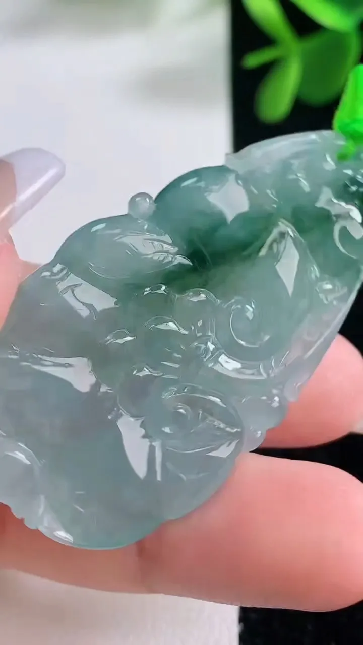 天然A货翡翠飘花如意吊坠，尺寸47-27-4.2，重量:11.19g
12月25日