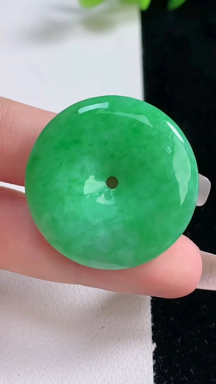 天然A货翡翠平安扣吊坠，尺寸32.6-5.6，重量:13.55g
12月25日