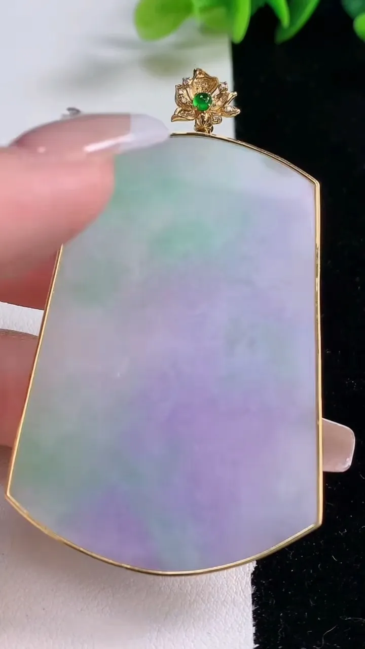 天然A货翡翠18K金春带彩紫罗兰无事牌吊坠，尺寸57.6-39.7-3.6，重量:25.51g
12