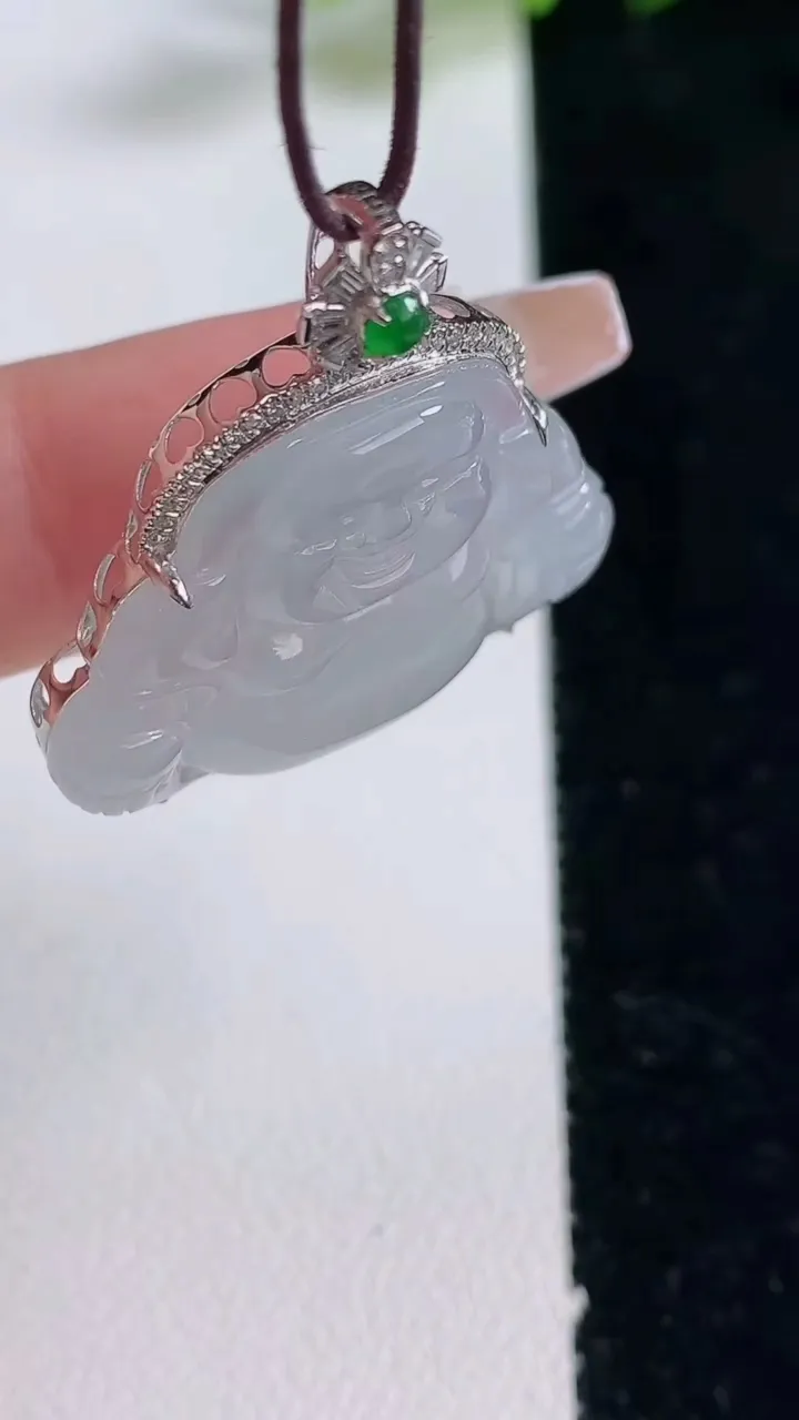 天然A货翡翠种白冰佛公吊坠，尺寸30.8-22.2-28-6.7，重量:5.51g
12月25日