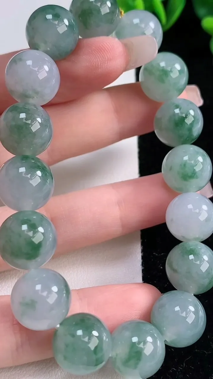 天然A货翡翠种飘花圆珠手串，尺寸12.7-16颗，重量:56.14g12月25日
工厂直销收藏佳品,种好水足，色泽均匀，有种有色，上手高大气！