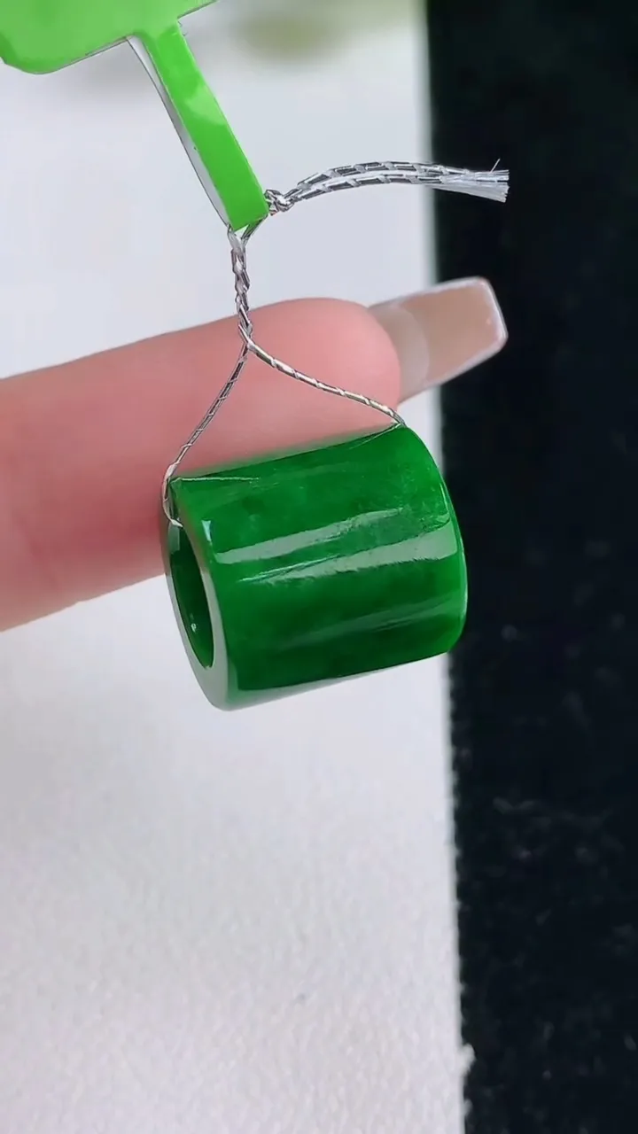 天然A货翡翠路路通吊坠，尺寸12.6-12.7，重量:4.44g
12月25日