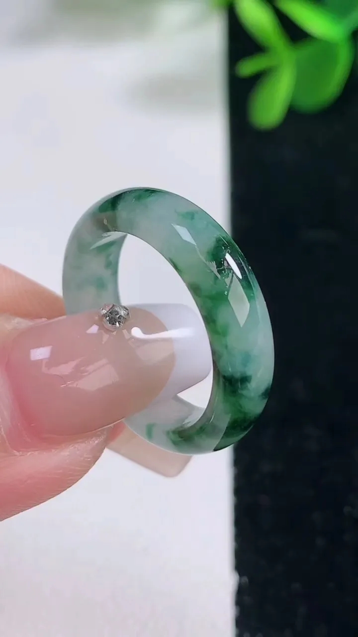 天然A货翡翠冰种飘花指环戒指，尺寸18-5.2-2.9，重量:3.48g2025年12月25日
工厂