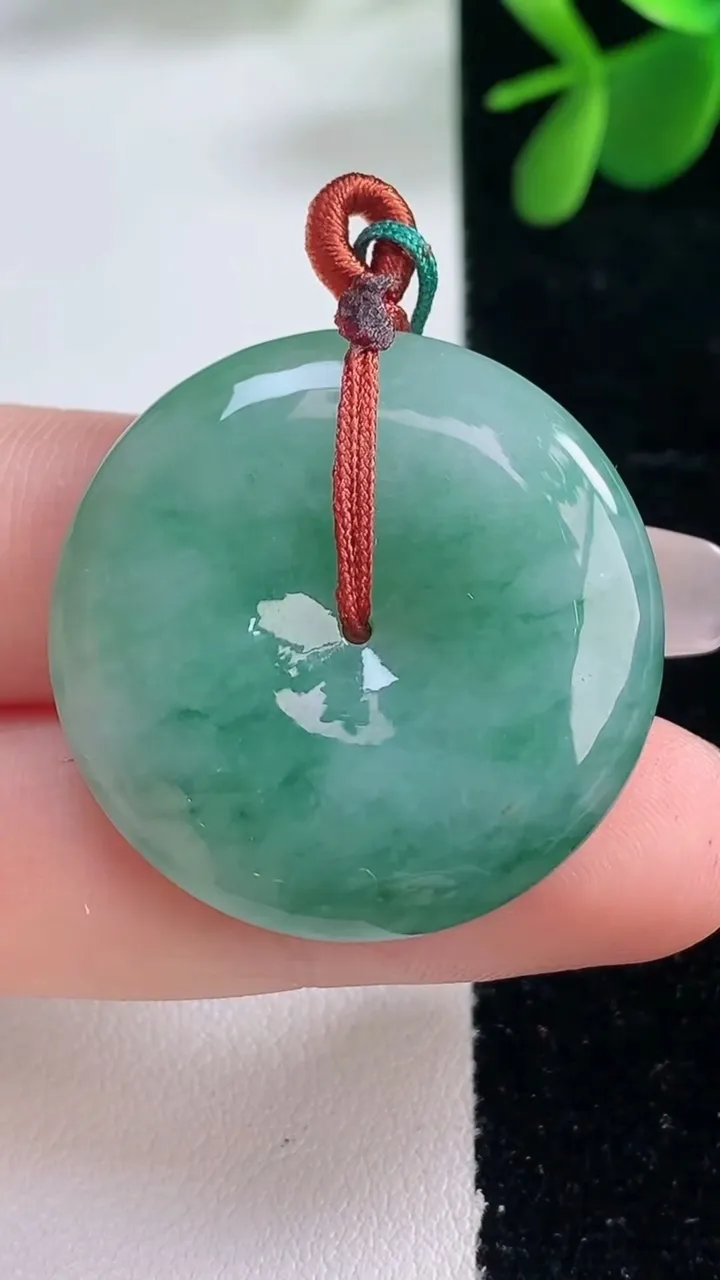 天然A货翡翠平安扣吊坠，尺寸30.2-5.9，重量:10.00g
12月25日