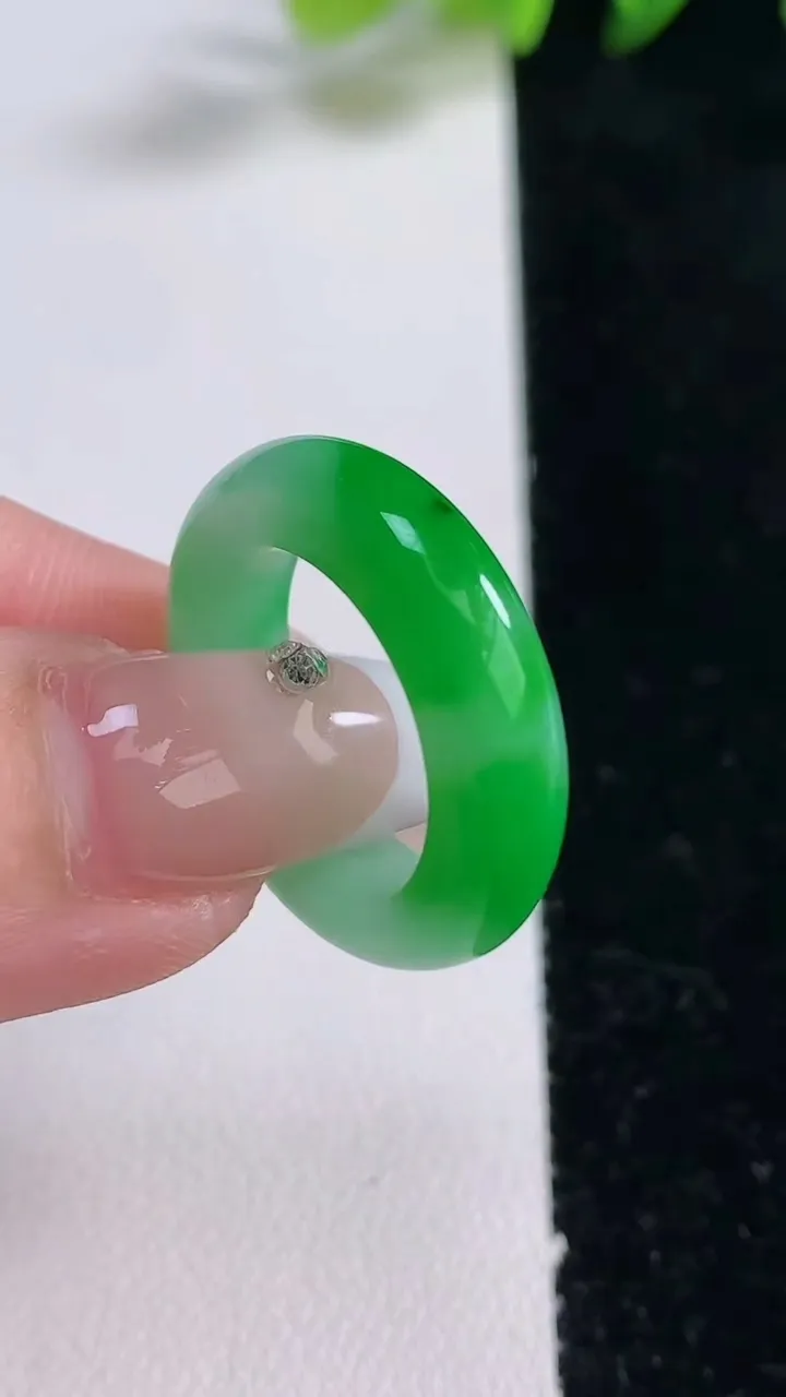 天然A货翡翠指环戒指，尺寸16.6-5.6-4，重量:4.69g2025年12月25日
工厂直销收藏佳品,种好水足，色泽均匀，有种有色，上手高大气！
