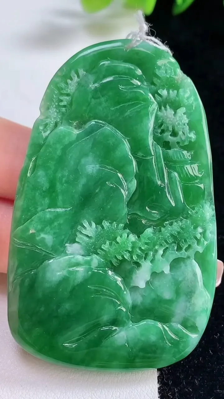 天然A货翡翠山水牌吊坠，尺寸66-40.8-6.9，重量:37.62g
12月25日