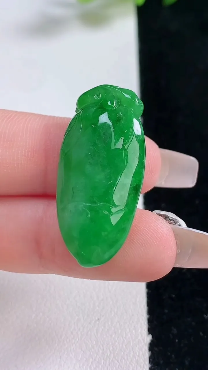 天然A货翡翠福瓜吊坠，尺寸31.7-15-9.7，重量:7.50g
12月25日