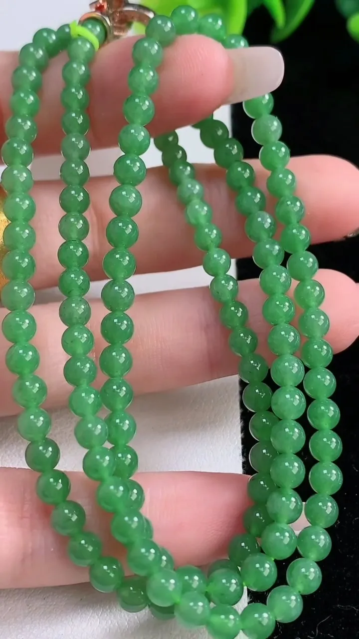 天然A货翡翠圆珠项链，尺寸4.5-132颗，重量:22.87g
12月25日