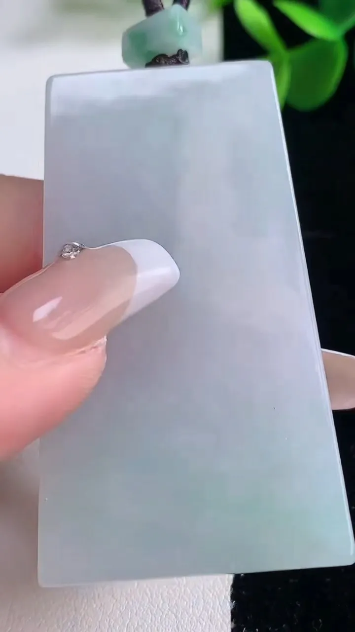 天然A货翡翠无事牌吊坠，尺寸57.2-31-6，重量:34.11g
12月25日