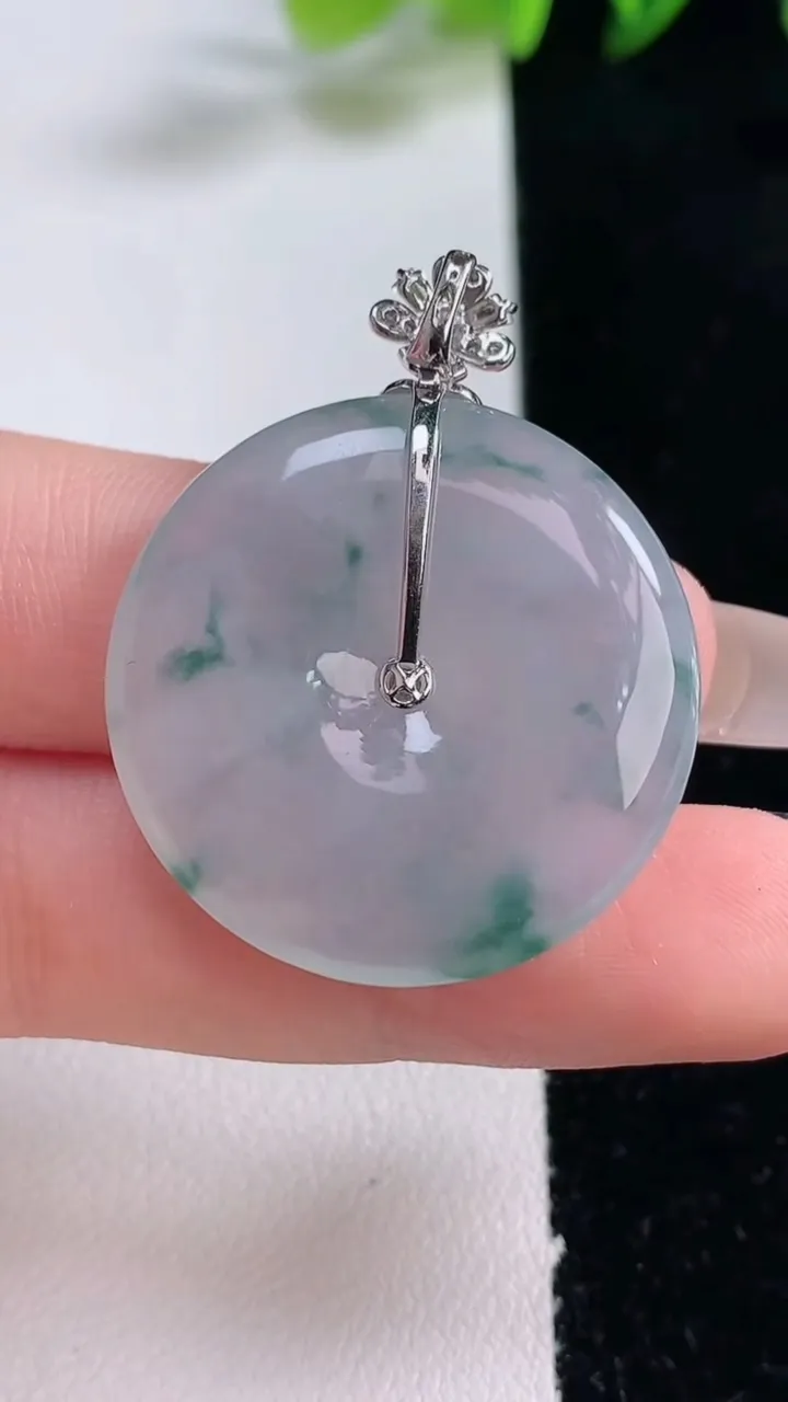 天然A货翡翠种飘花平安扣吊坠，尺寸29.5-5.4，重量:11.35g
12月25日