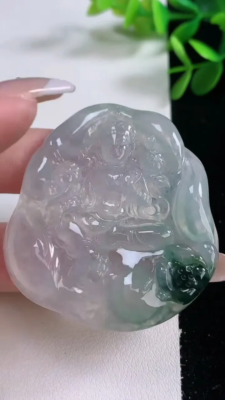 天然A货翡翠种飘花大势至菩萨吊坠，尺寸53-48-6，重:26.98g
12月25日