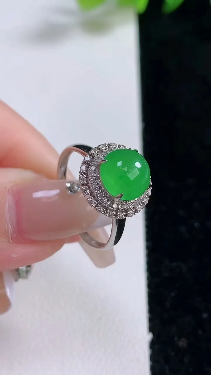 天然A货翡翠蛋面戒指，尺寸17.6-8.3-9，重量:2.94g2025年12月25日
工厂直销收藏佳品,种好水足，色泽均匀，有种有色，上手高大气！