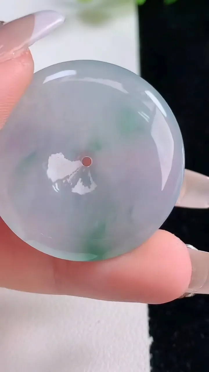 天然A货翡翠冰种飘花平安扣吊坠，尺寸34.3-5.6，重量:14.44g
12月25日