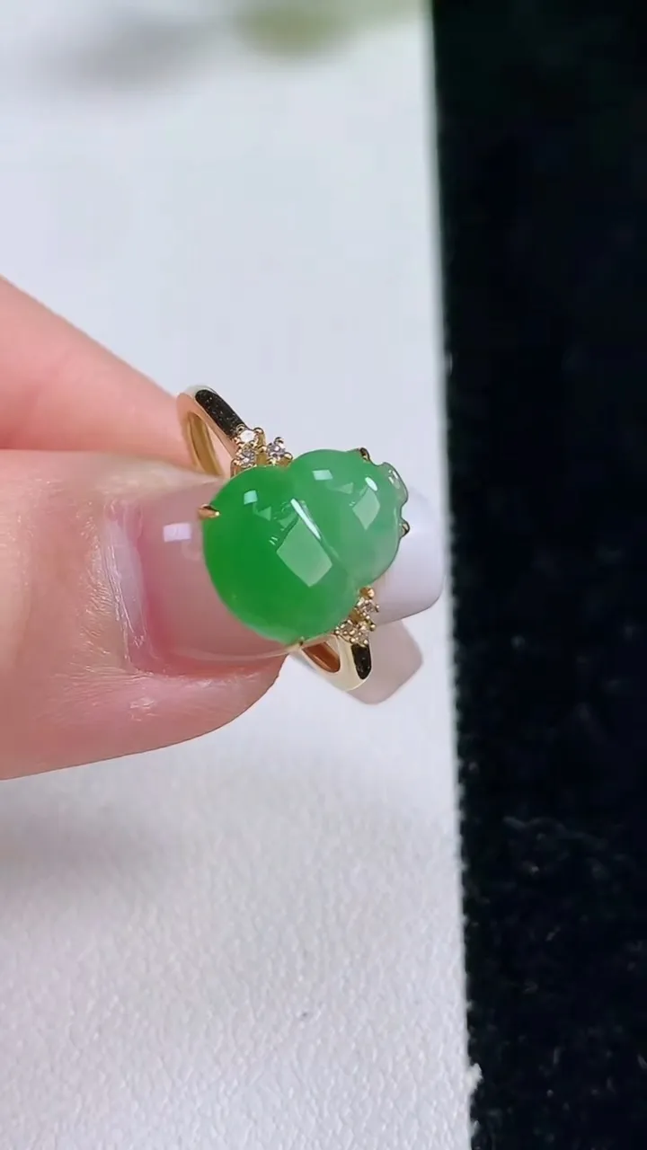 天然A货翡翠葫芦戒指，尺寸17.2-11.3-9.3-5.1，重量:2.03g2025年12月25日
工厂直销收藏佳品,种好水足，色泽均匀，有种有色，上手高大气！