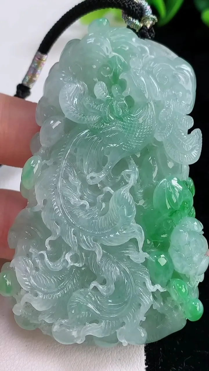 天然A货翡翠凤凰吊坠，尺寸70.8-44.8-10.4，重量:62.30g
12月25日