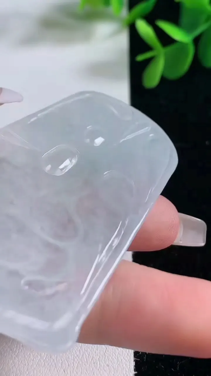 天然A货翡翠虚空藏菩萨吊坠，尺寸63.5-41-3.9，重量:24.19g
12月25日