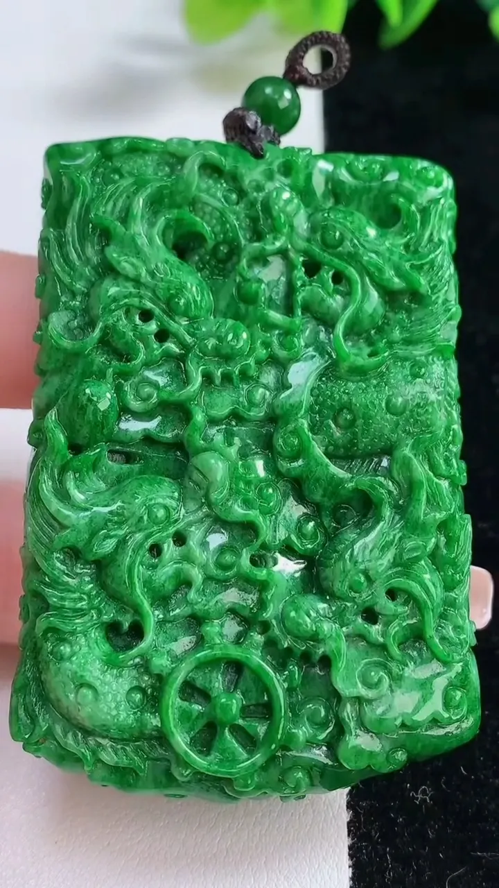 天然A货翡翠九龙至尊 龙牌吊坠，尺寸60.8-41.5-13.5，重量:68.64g
12月25日