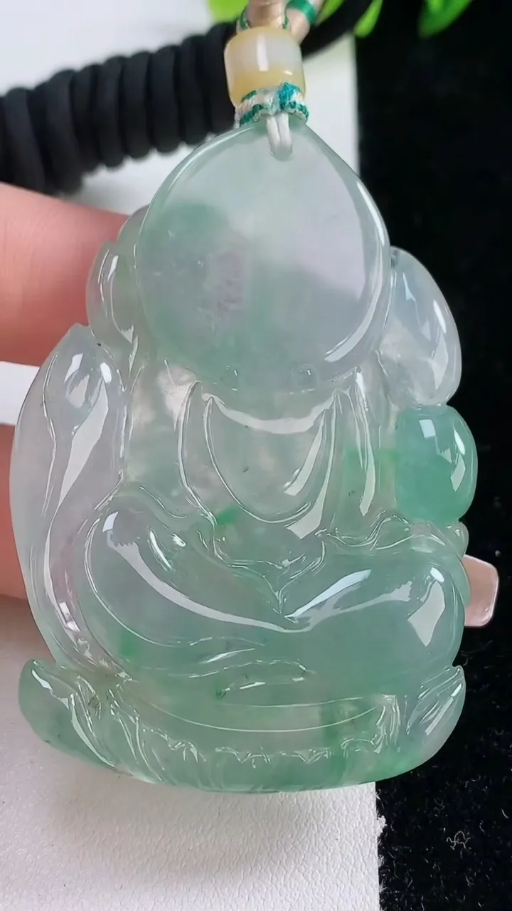 天然A货翡翠大势至菩萨吊坠，尺寸58-40.7-7.2，重量:41.52g
12月25日