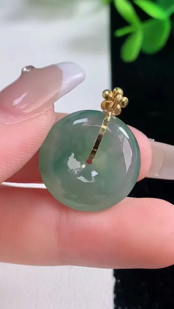 天然A货翡翠平安扣吊坠，尺寸19.6-5.7，重量:5.46g
12月25日