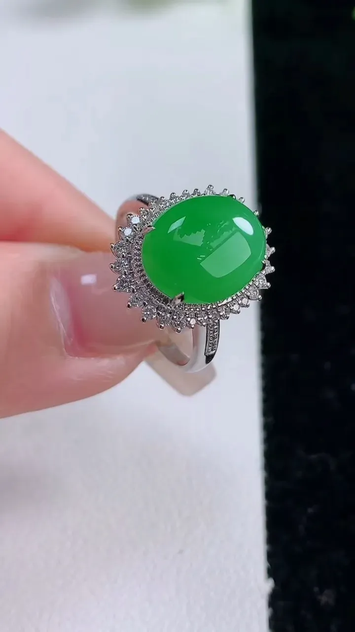 天然A货翡翠蛋面戒指，尺寸17.3-12-9.5-9，重量:3.86g2025年12月25日
工厂直