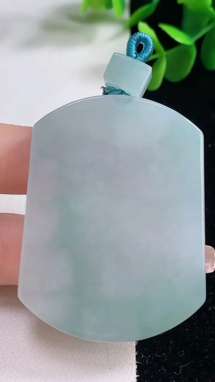 天然A货翡翠无事牌吊坠，尺寸52.5-39.7-5.6，重量:35.30g
12月25日