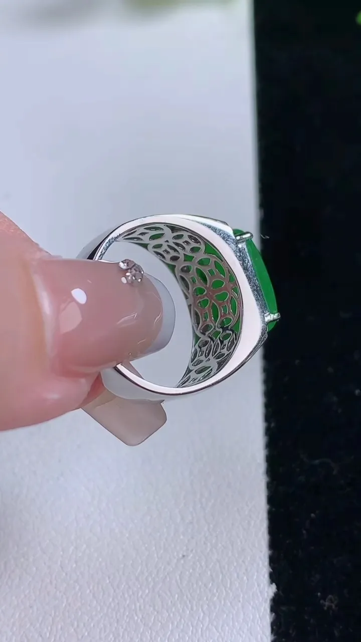 天然A货翡翠马鞍戒指，尺寸17.4-12.5-7.6-6，重量:4.55g2025年12月25日
工厂直销收藏佳品,种好水足，色泽均匀，有种有色，上手高大气！