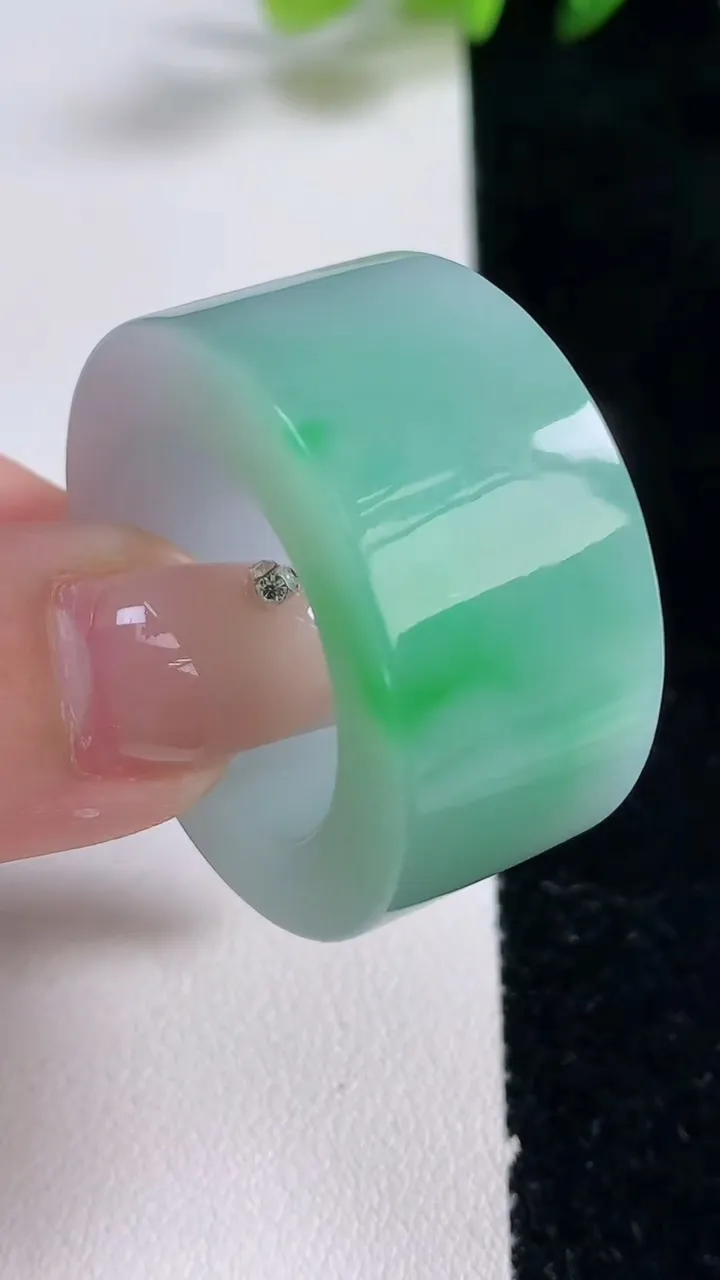 天然A货翡翠方形指环扳指，尺寸22.2-16-6，重量:29.36g2025年12月25日
工厂直销
