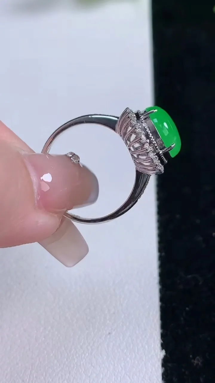 天然A货翡翠蛋面戒指，尺寸17.3-12-9.5-9，重量:3.86g2025年12月25日
工厂直销收藏佳品,种好水足，色泽均匀，有种有色，上手高大气！