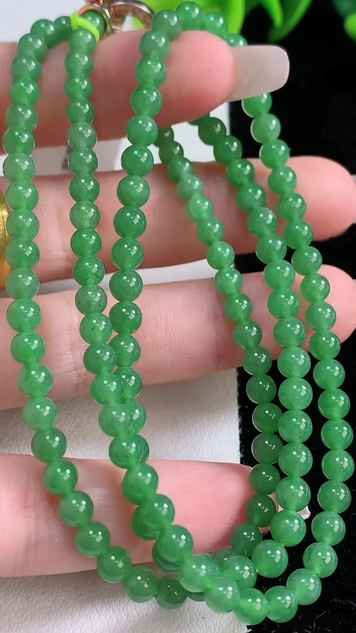 天然A货翡翠圆珠项链，尺寸4.5-132颗，重量:22.87g
12月25日