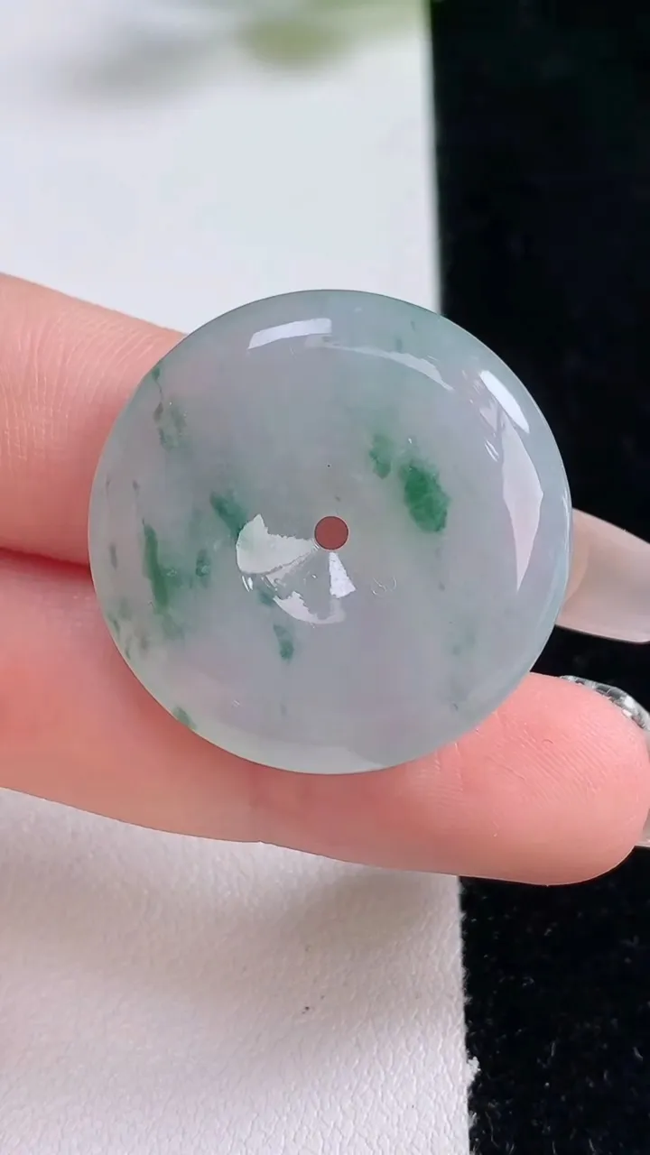 天然A货翡翠冰种飘花平安扣吊坠，尺寸27.8-5.9，重量:10.57g
12月25日