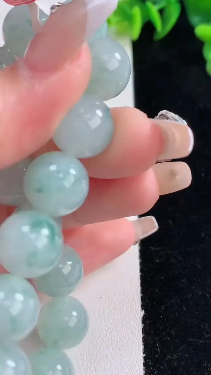 天然A货翡翠飘花圆珠手串，尺寸12.6-16颗，重量:56.31g12月25日
工厂直销收藏佳品,种好水足，色泽均匀，有种有色，上手高大气！