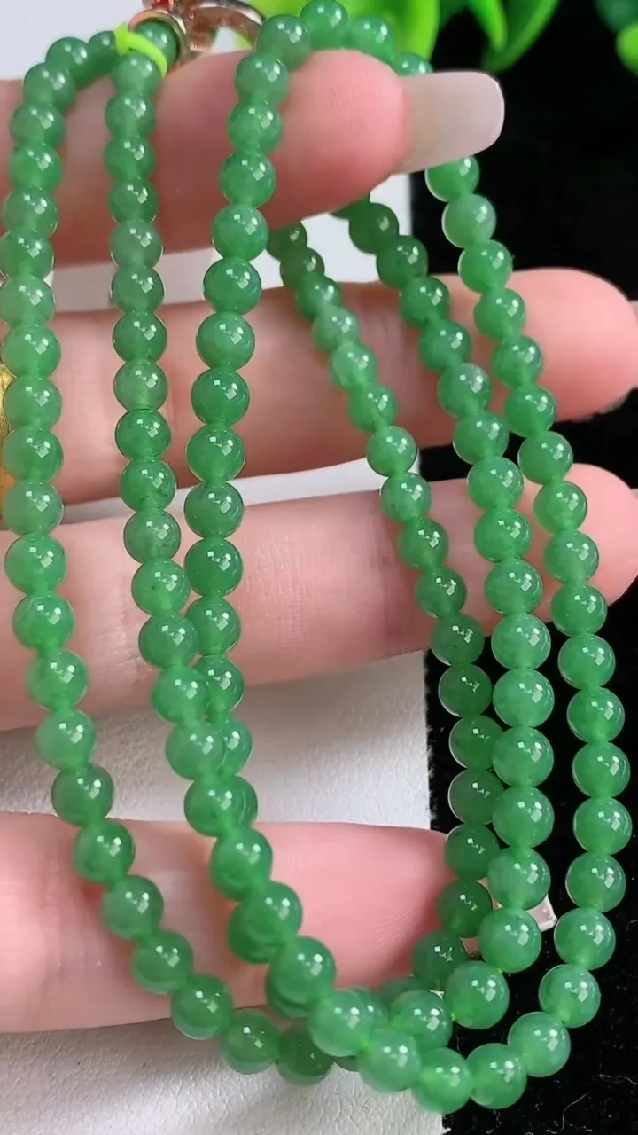 天然A货翡翠圆珠项链，尺寸4.5-132颗，重量:22.87g
12月25日