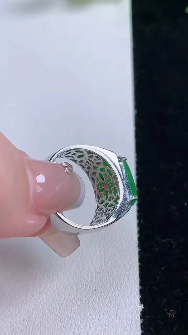 天然A货翡翠马鞍戒指，尺寸17.4-12.5-7.6-6，重量:4.55g2025年12月25日
工厂直销收藏佳品,种好水足，色泽均匀，有种有色，上手高大气！