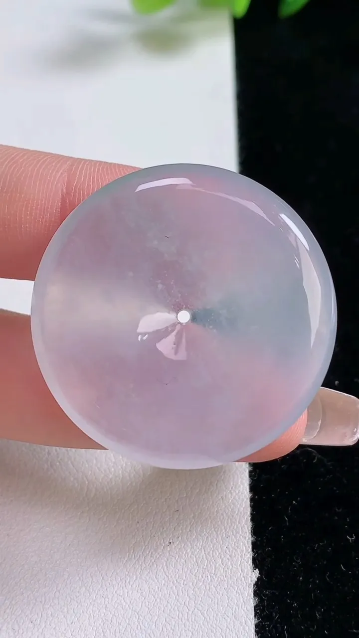 天然A货翡翠种白冰平安扣吊坠，尺寸35.7-5.8，重量:15.96g
12月25日