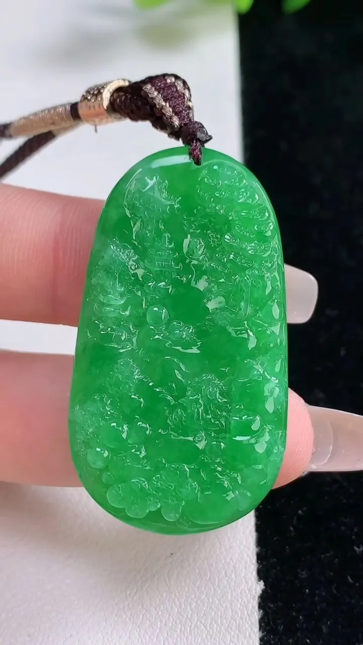 天然A货翡翠山水牌吊坠，尺寸42.7-24.4-5.2，重量:14.28g
12月25日