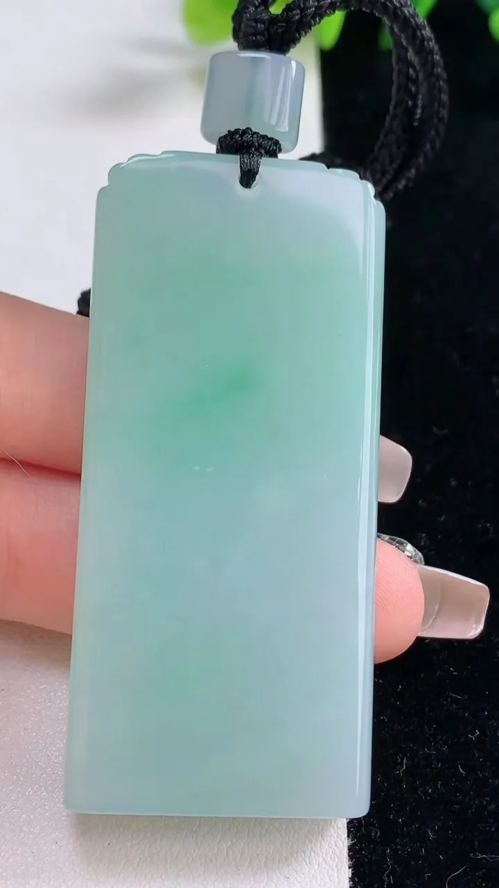 天然A货翡翠仿古无事牌吊坠，尺寸61.7-28-7.9，重量:49.18g
12月25日