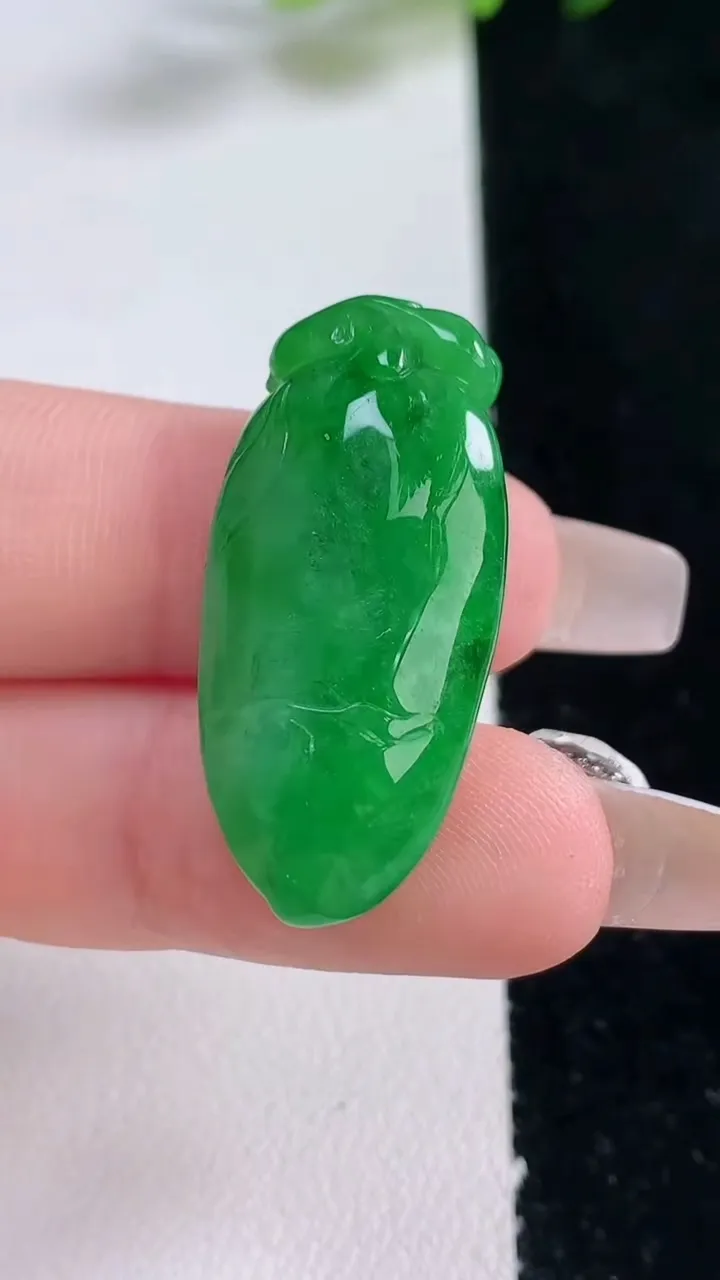 天然A货翡翠福瓜吊坠，尺寸31.7-15-9.7，重量:7.50g
12月25日