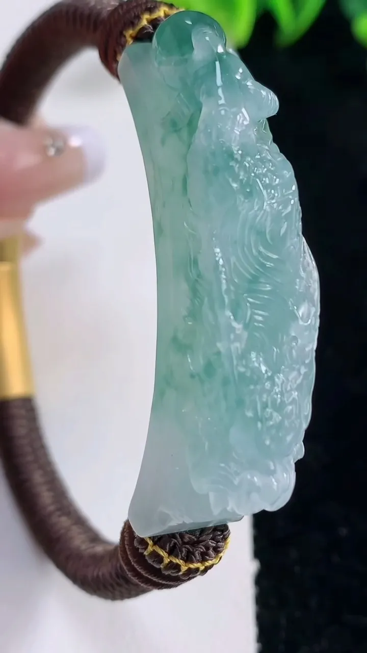 天然A货翡翠种飘花龙牌手牌，尺寸48.3-11.6-12.3，重量:28.94g
12月25日