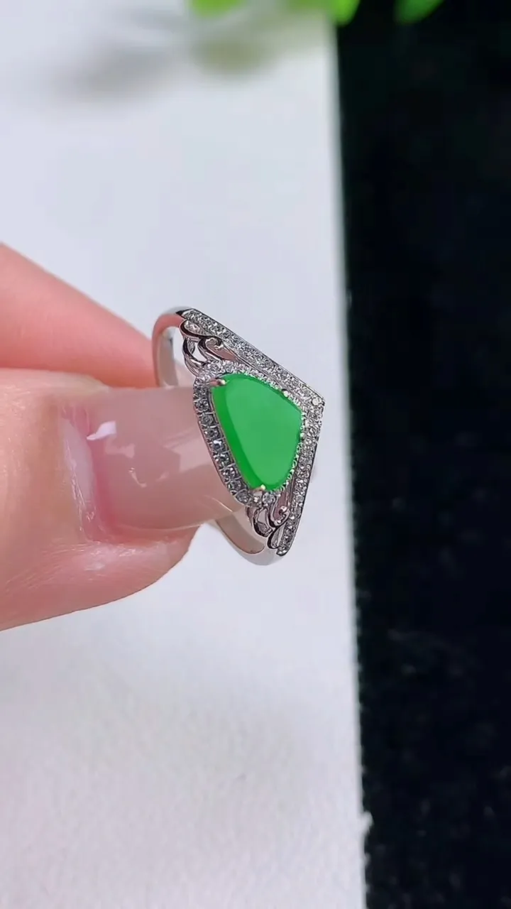 天然A货翡翠随形戒指，尺寸17.3-7.8-4.7，重量:1.66g2025年12月25日
工厂直销