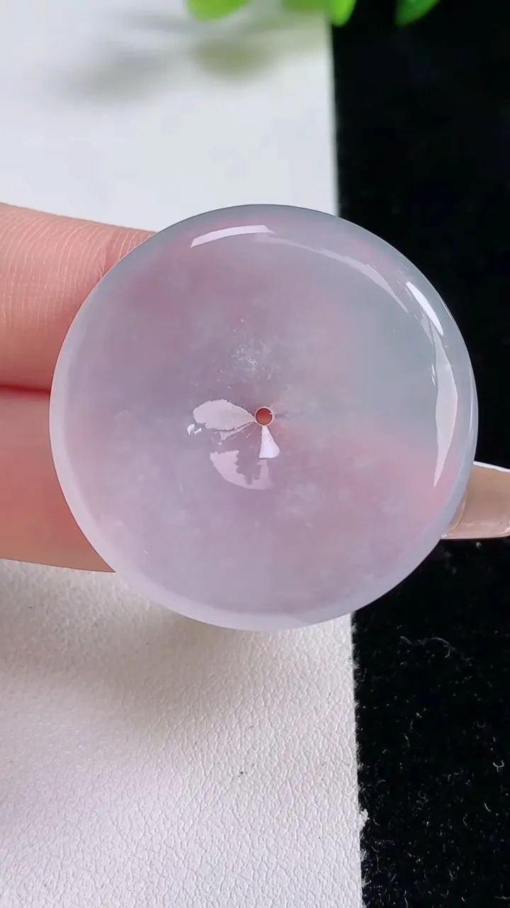 天然A货翡翠种白冰平安扣吊坠，尺寸35.7-5.8，重量:15.96g
12月25日