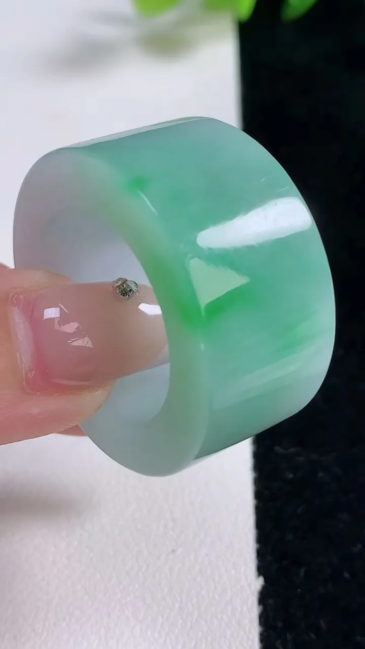 天然A货翡翠方形指环扳指，尺寸22.2-16-6，重量:29.36g2025年12月25日
工厂直销